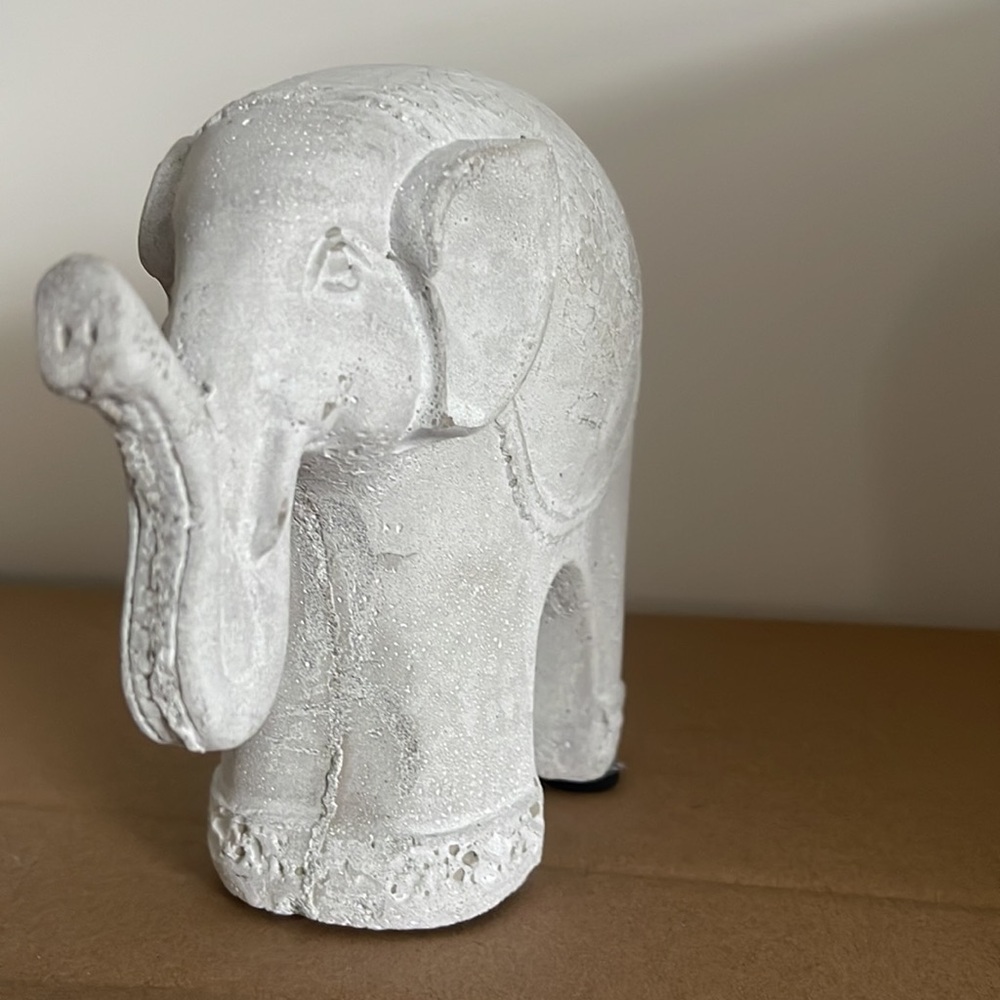 Grey elephant - Picture 2 of 3